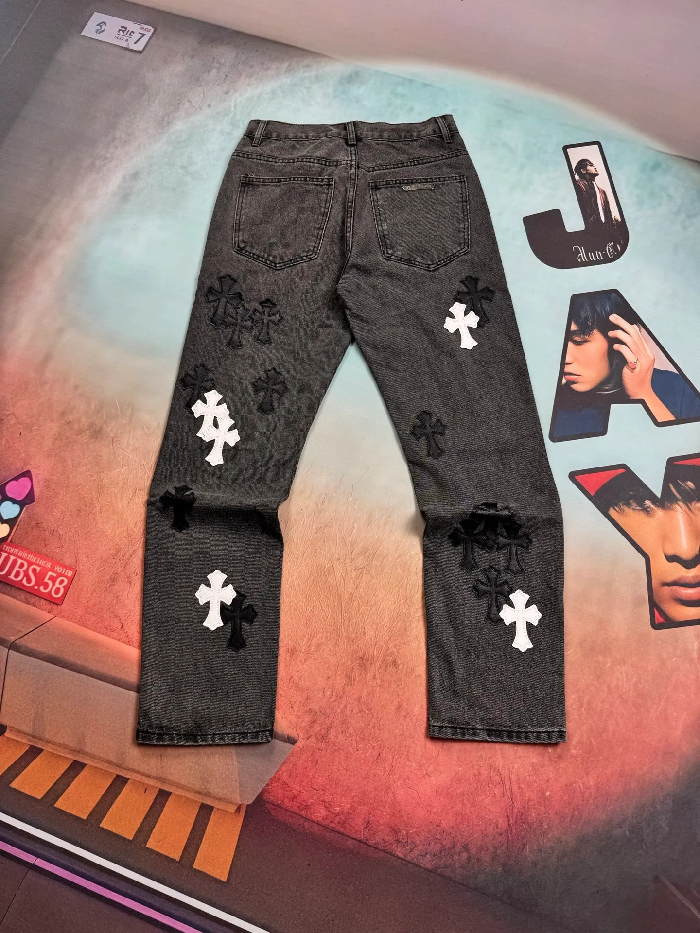 🅿️290 🔘Style No.-KL108 🔘Cro Heart𝐂𝐡𝐫𝐨𝐦𝐞 𝐇𝐞𝐚𝐫𝐭 24SS VIP customer-ordered black and white leather patchwork flame jeans* shocking debut! High-quality fabric: Selected beaded canvas fabric has undergone heavy industrial washing. It not only shows the texture of the upper body, but also is soft and skin-friendly, with excellent breathability, bringing all-day comfort. Ingenious version: The whole trousers adopt three-dimensional cutting technology, and the trousers are crisp and suitable for different body types. Gender-free design, both boys and girls can easily control it and stay at the forefront of fashion. Exquisite craftsmanship: The hardware is strictly customized according to the original version, with customized small leather labels, and every detail reveals the care. Full marks for details: the overall wiring is neat and the craftsmanship is exquisite, which not only retains the simple and elegant design style, but also highlights the quality.  Size: S M L XL XXL (28.30.32.34.36) Color: Black